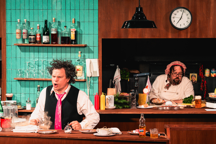 Fotocredit: Der Ober (Oliver Chomik) und der Koch (Tobias Spiegl) bei der Arbeit (Fotocredit Lex Karelly) „Leck mich am Arsch, amore mio!“ vom Schauspielhaus Graz in Kooperation mit der Theaterakademie LebensGroß