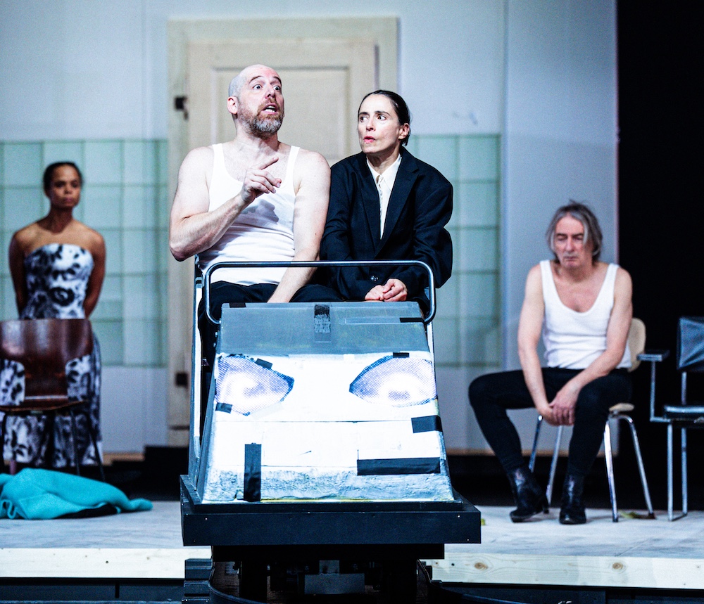 Fotocredit: Otiti Engelhardt, Sebastian Schindegger, Annette Holzmann und Rudi Widerhofer. (Fotocredit: Lex Karelly) Kritik: Karl Valentin | Ich kenne keine Furcht, es sei denn, ich bekäme Angst, Schauspielhaus Graz