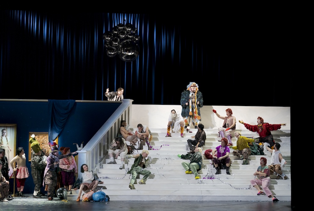 Fotocredit: Nikita Ivasechko, Nikoloz Lagvilava, Lovro Korošec, Herrenchor der Oper Graz, Statisterie der Oper Graz. (Fotocredit: Werner Kmetitsch) Kritik: Giuseppe Verdi, Rigoletto, Oper Graz