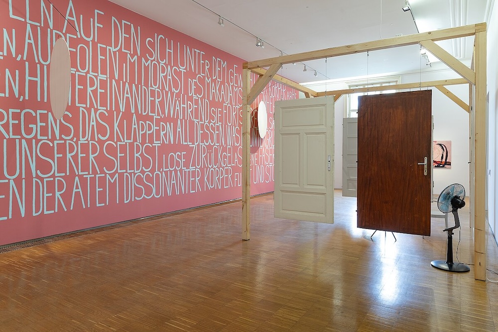 Ausstellungsansicht "CAMUFLAJES. Zechner & Serrano" mit "Quali vs. (Mobile 2)" und "Türen zur Dichtung" (rechts) mit Texten von Pedro Serrano