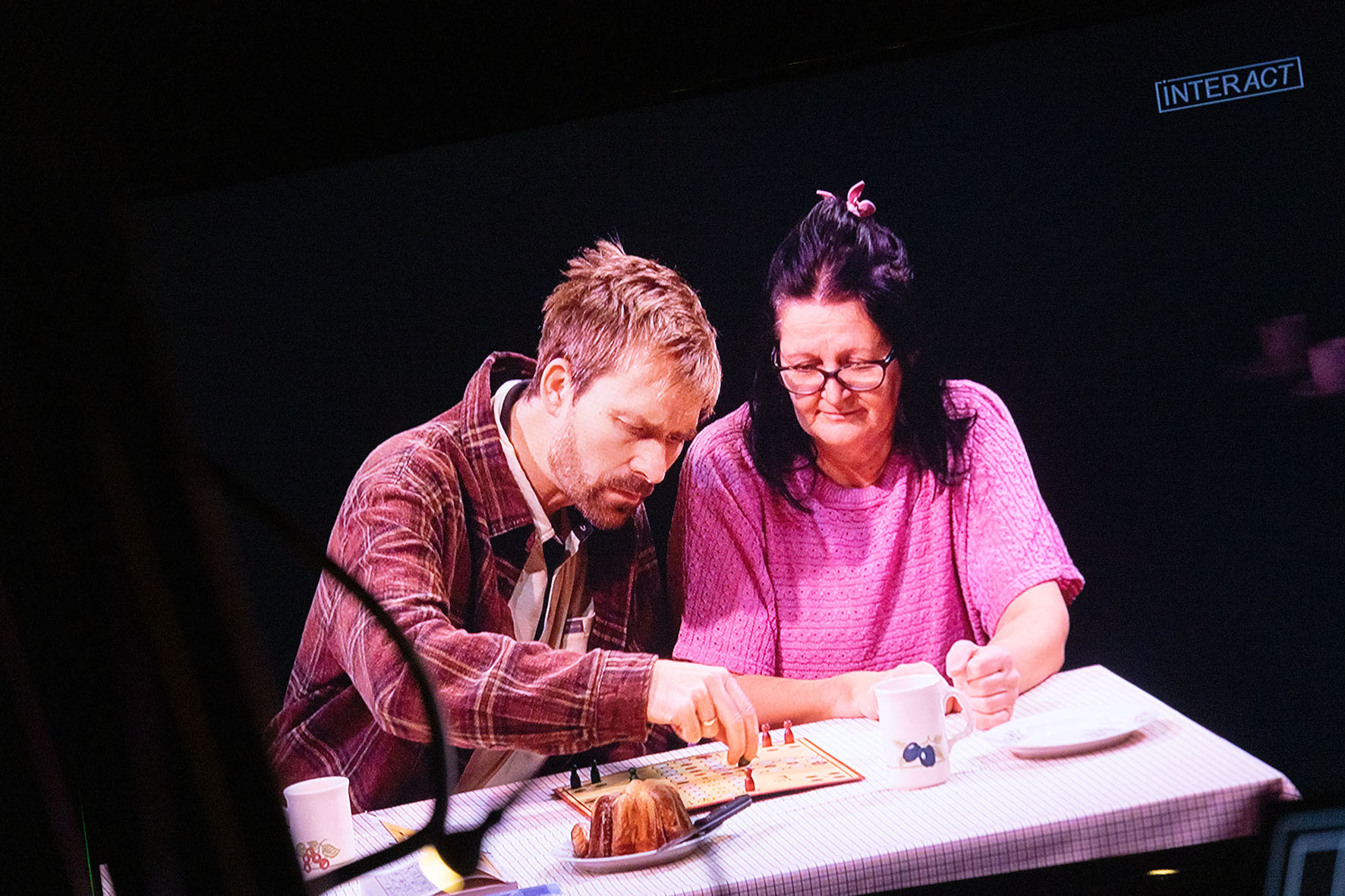 Fotocredit: Toni (Martin Vieregg) kommt Mia (Maria Czaili) beim Spielen zu Nahe (Fotocredit Wolfgang Rappel) „Geteiltes Leben“ von InterACT im Theater am Lend