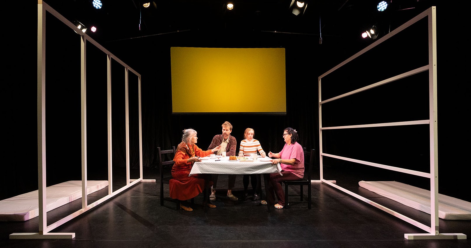 Fotocredit: Schwester Herta(Wera Köhler), Vater Toni (Martin Vieregg), Tochter Ilse (Waltraut Wagner) und Betreuerin Mia (Maria Czaili) - in Reihenfolge ihrer Bedeutung (Fotocredit Wolfgang Rappel) „Geteiltes Leben“ von InterACT im Theater am Lend