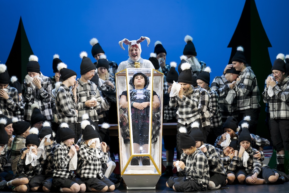 Fotocredit: Corina Koller als Schneewittchen, Michael Großschädl als Richard III und die Singschul‘ der Oper Graz als Zwerge. (Fotocredit: Werner Kmetitsch) Kritik: Schneewittchen und die 77 Zwerge, Oper Graz