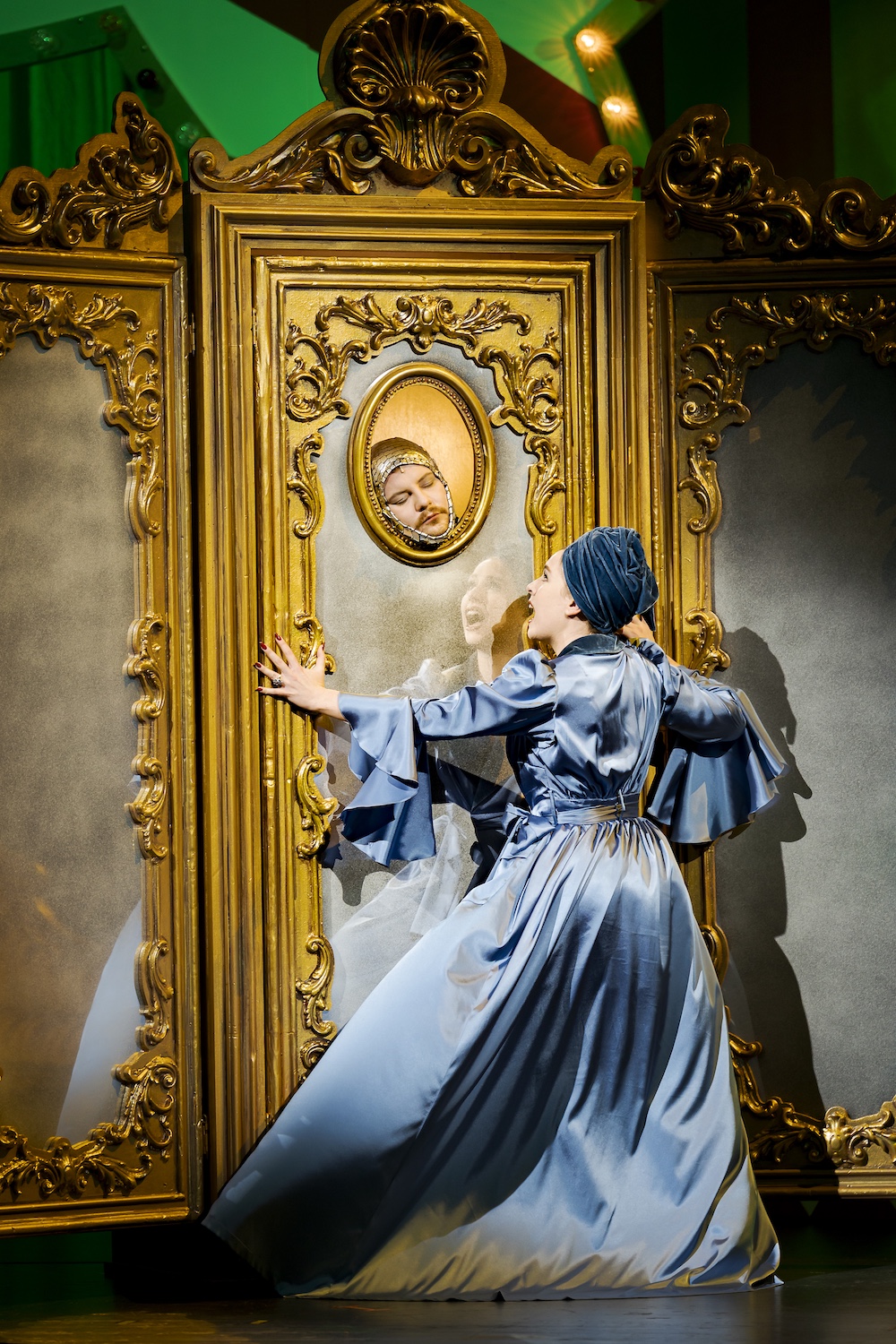 Fotocredit: Nikita Ivasechko als Spiegel und Leah Bedenko als Königin. (Fotocredit: Werner Kmetitsch) Kritik: Schneewittchen und die 77 Zwerge, Oper Graz