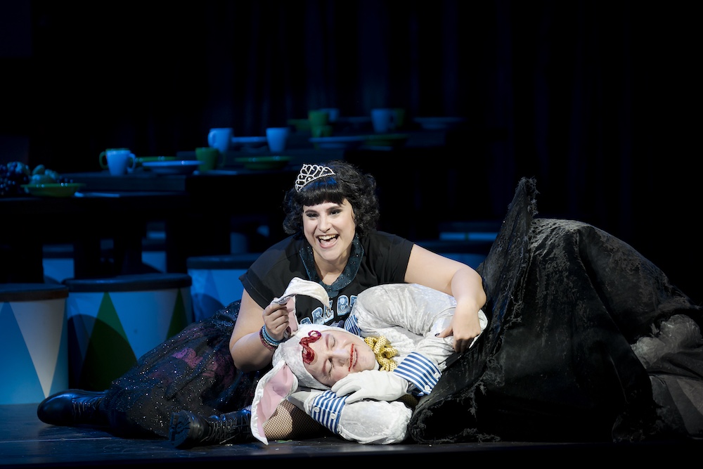 Fotocredit: Corina Koller als Schneewittchen und Michael Großschädl als Richard III. (Fotocredit: Werner Kmetitsch) Kritik: Schneewittchen und die 77 Zwerge, Oper Graz