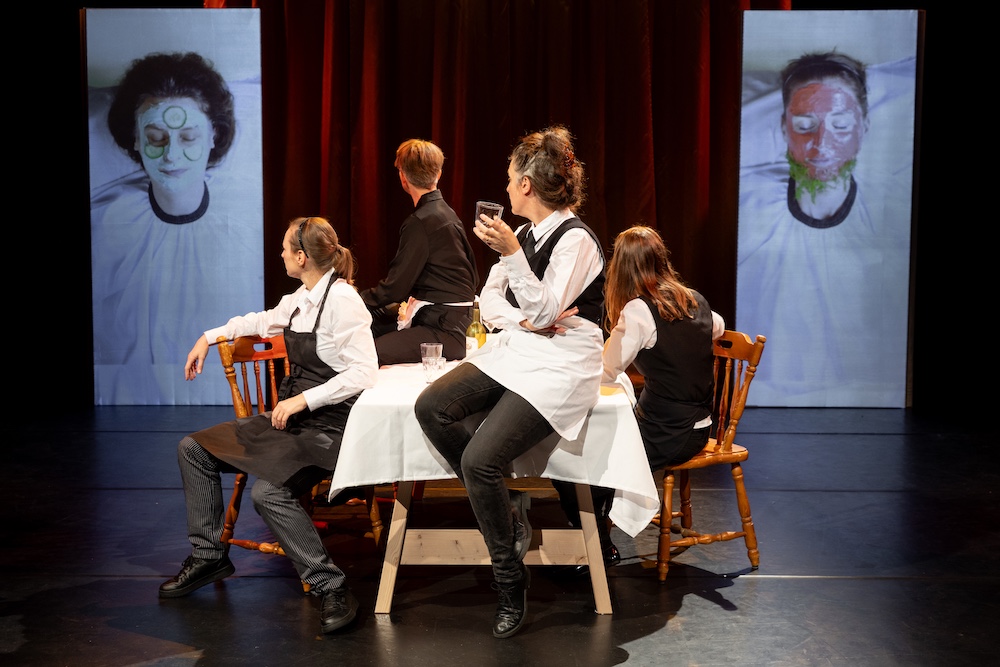 Kritik: Die Speiseträgerinnen, Rabtaldirndln, Theater am Lend