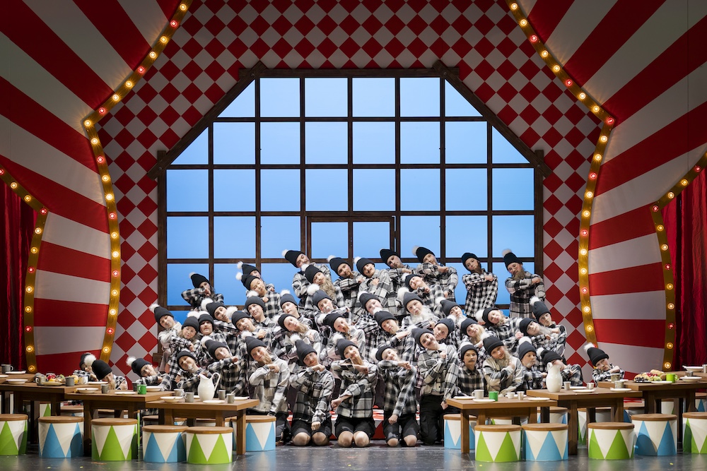 Fotocredit: Die Singschul der Oper Graz als Zwerge. (Fotocredit: Werner Kmetitsch/ Oper Graz) Im Interview: Elena Kats-Chernin, Komponistin