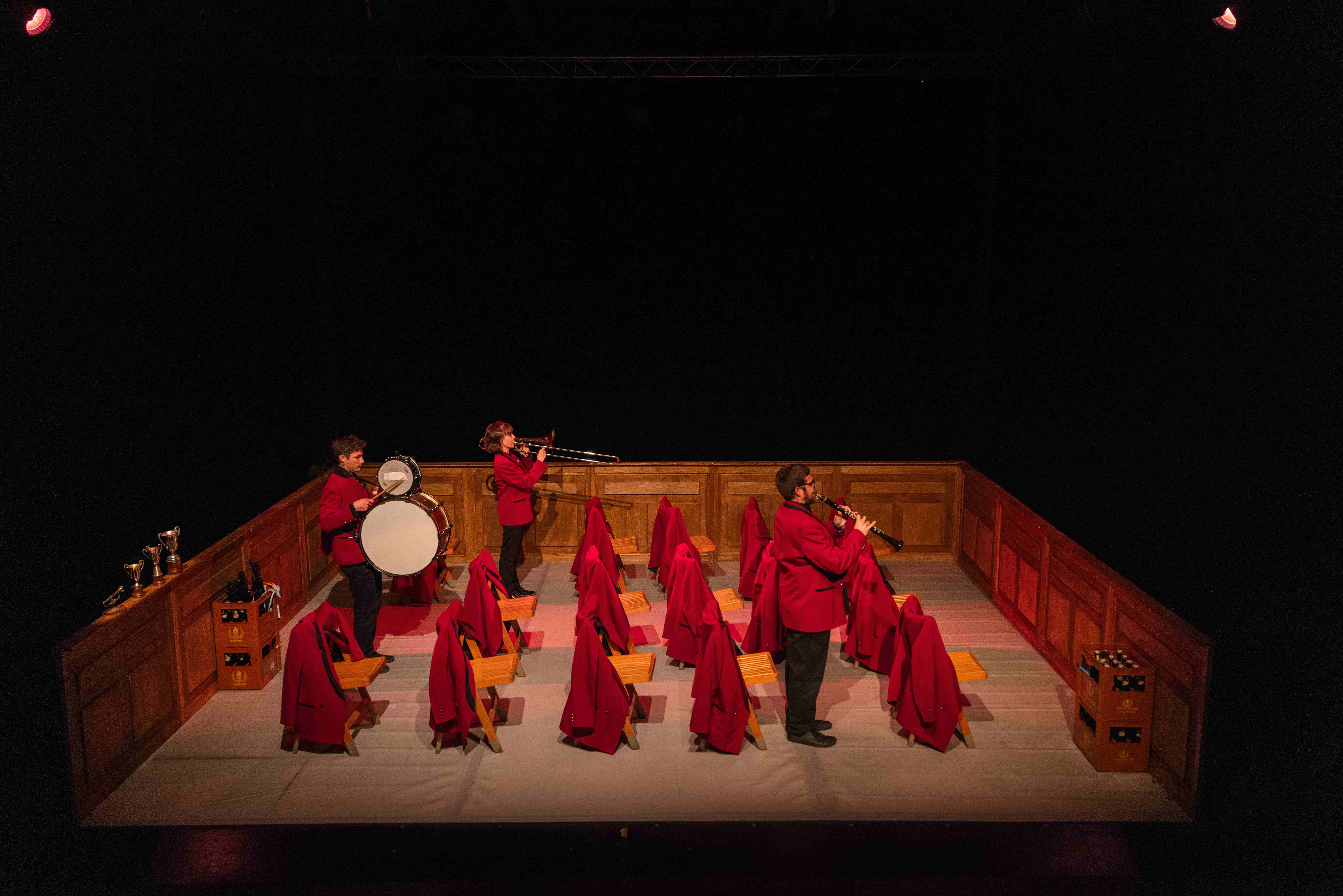 Fotocredit: Der Maiaufmarsch des Vereins (Fotocredit Ramón Königshausen) „Zur Rettung der Blasmusik“ von Bum Bum Pieces (AT) & vanderbolten.production (CH)