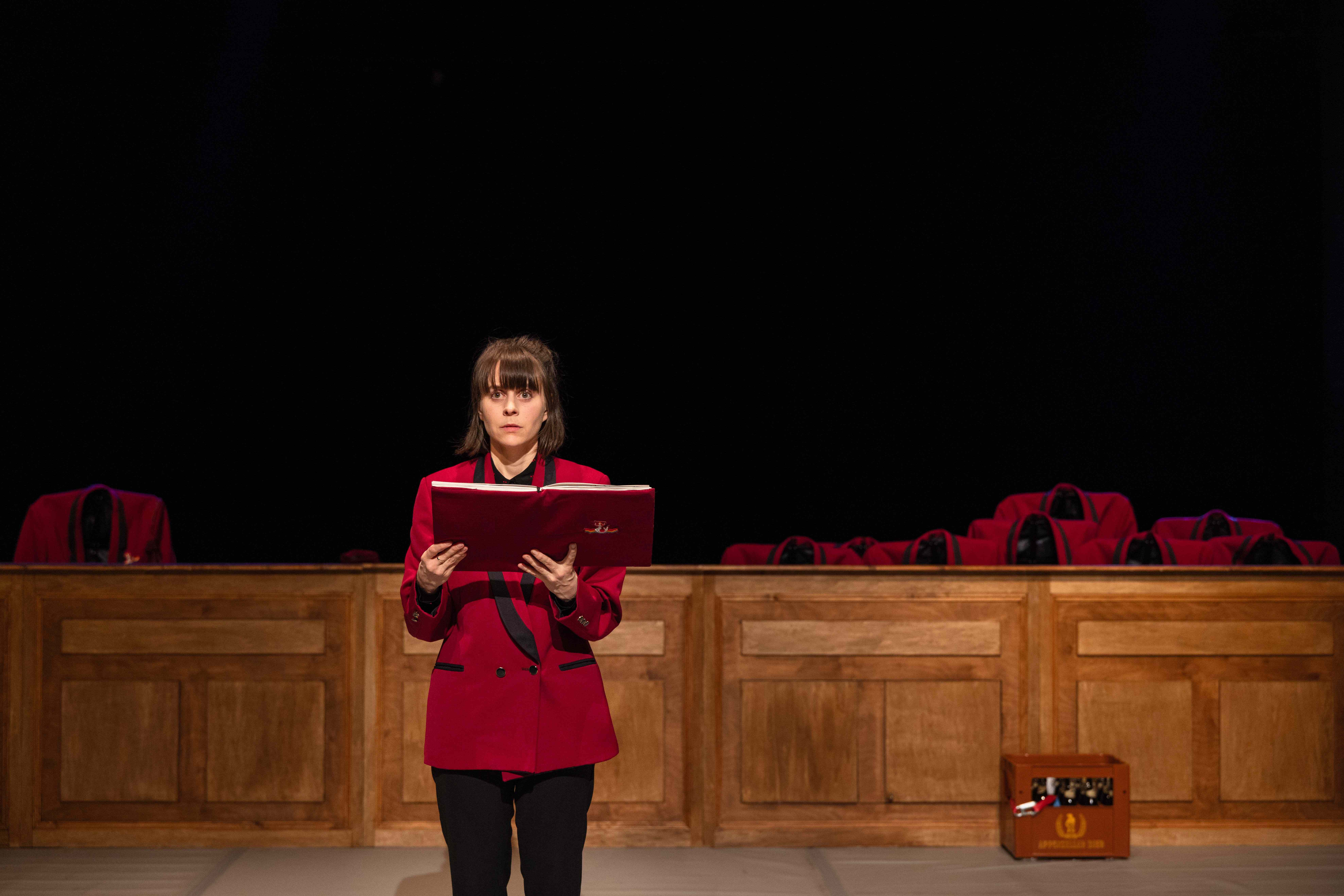 Fotocredit: Die Obfrau (Nora Winkler) kämpft um ihren Verein (Fotocredit Ramón Königshausen) „Zur Rettung der Blasmusik“ von Bum Bum Pieces (AT) & vanderbolten.production (CH)