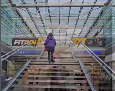 „Lesehalle der Gefühle“ als ausdauernde Leseperformance vom Theater im Bahnhof im Grazer Hauptbahnhof