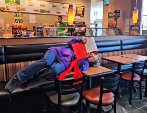 „Lesehalle der Gefühle“ als ausdauernde Leseperformance vom Theater im Bahnhof im Grazer Hauptbahnhof
