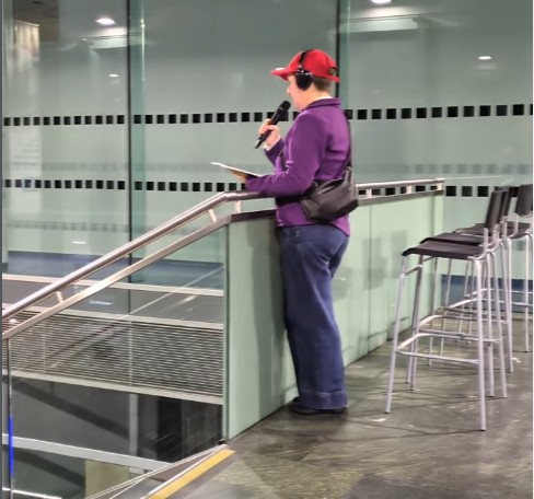„Lesehalle der Gefühle“ als ausdauernde Leseperformance vom Theater im Bahnhof im Grazer Hauptbahnhof