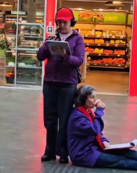 „Lesehalle der Gefühle“ als ausdauernde Leseperformance vom Theater im Bahnhof im Grazer Hauptbahnhof