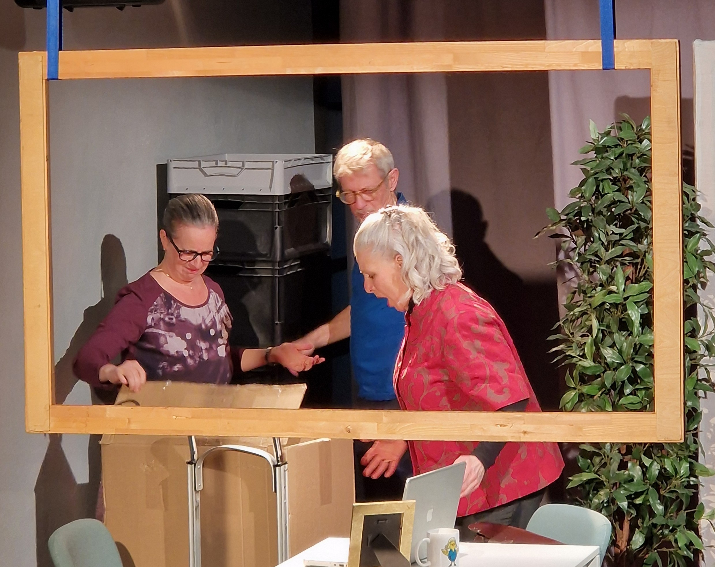 „Gas Toni - 2. Staffel“ vom  Theater im Bahnhof - Folge 3: „Textilmüll und Secondhand“