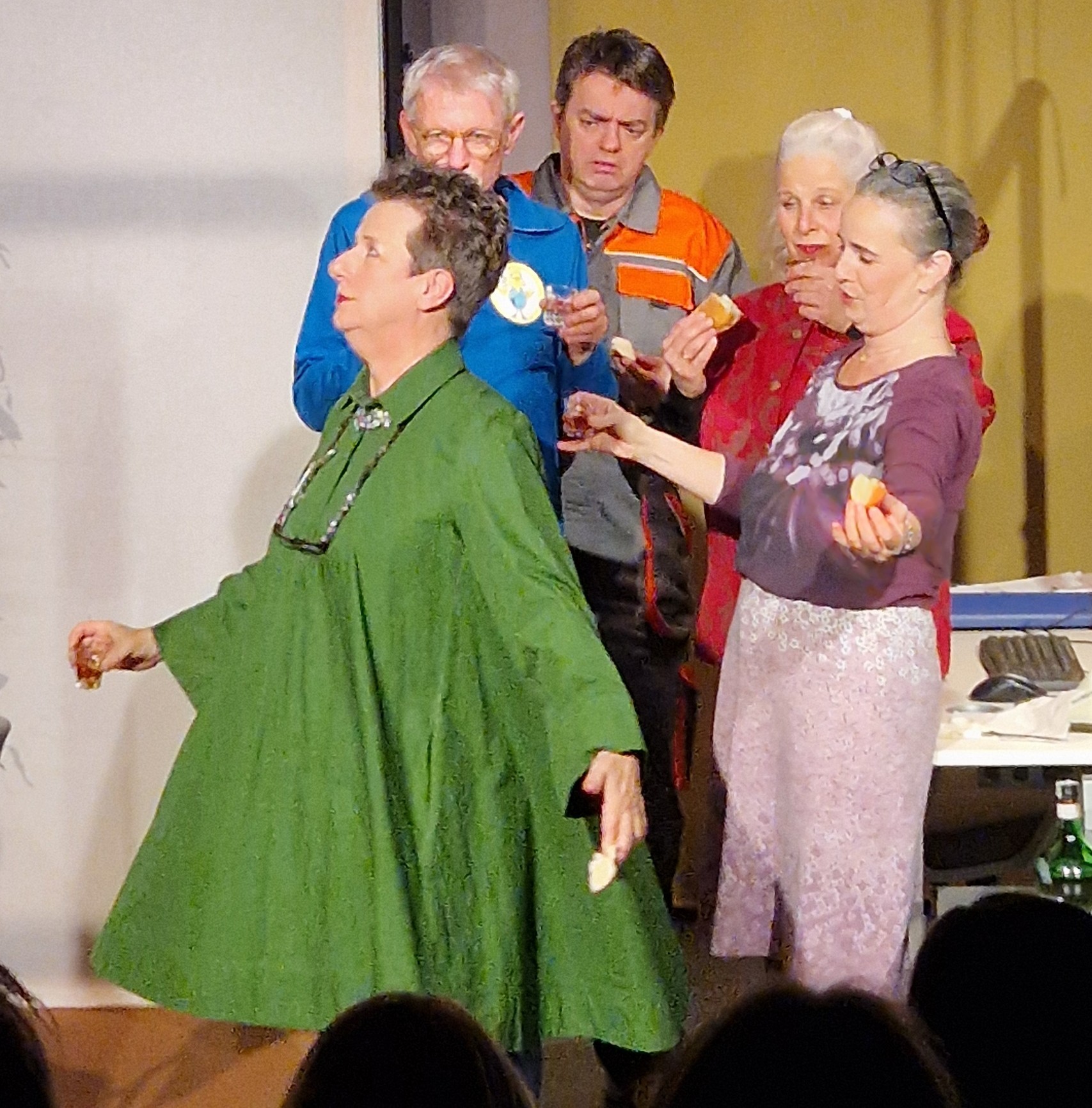 „Gas Toni - 2. Staffel“ vom  Theater im Bahnhof - Folge 3: „Textilmüll und Secondhand“