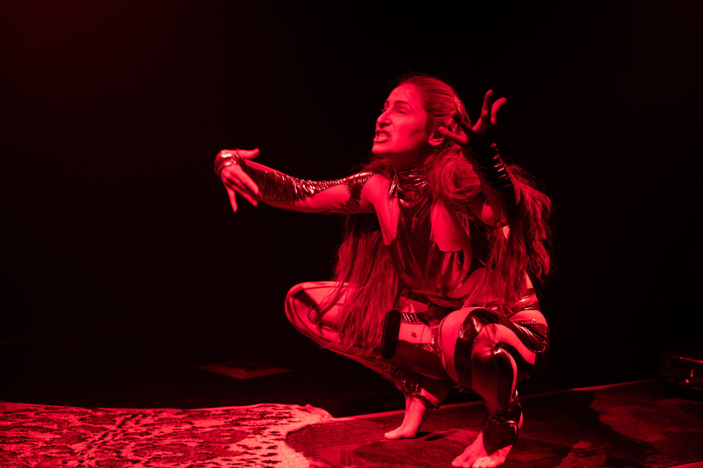 „Fotzenschleimpower gegen Raubtierkaputtalismus“ von Mateja Meded im Gold & Pechtheater