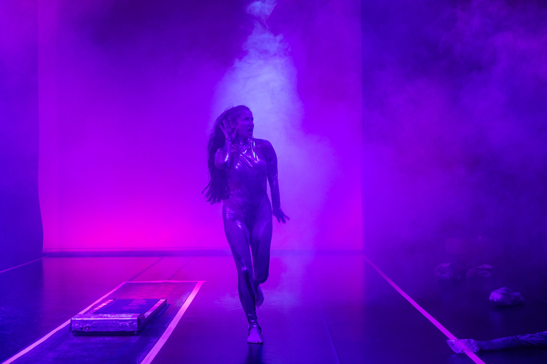 „Fotzenschleimpower gegen Raubtierkaputtalismus“ von Mateja Meded im Gold & Pechtheater