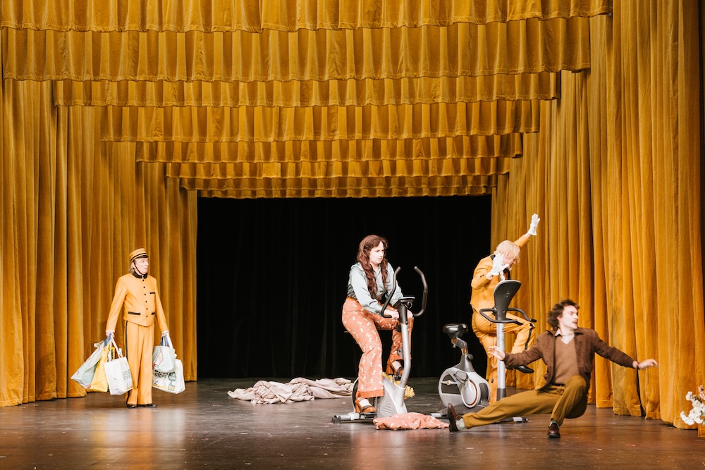 Fotocredit: Rudi Widerhofer, Marielle Layher, Dominik Puhl, Mario Lopatta (c)Lex Karelly Kritik: Grand Hotel Steirerhof, Schauspielhaus Graz
