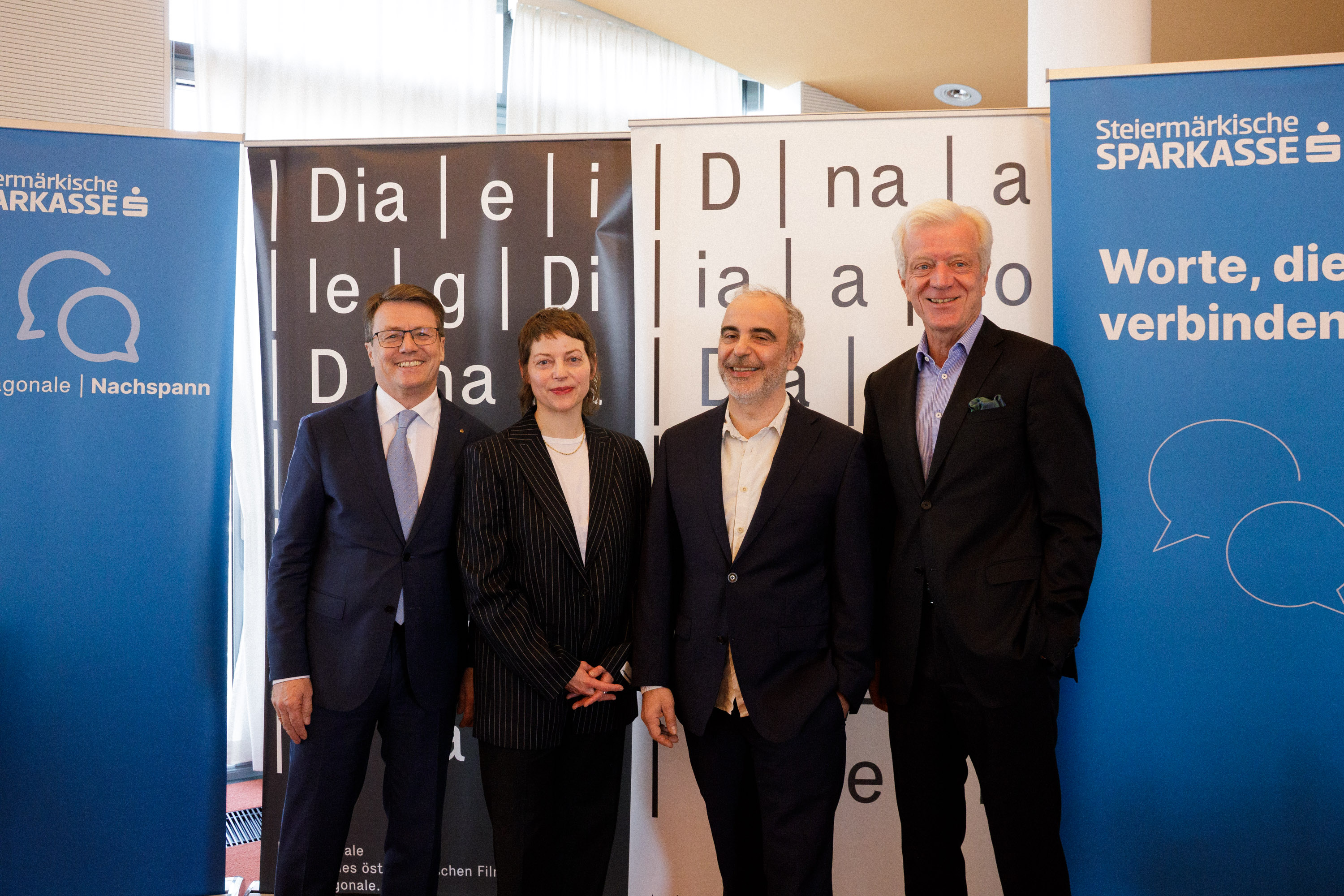 Bei der Programmpräsentation der Diagonale: Mag. Sigmund Loibner, Vorstandsmitglied Steiermärkische Sparkasse, das Intendant:innen Duo Claudia Slanar und Dominik Kamalzadeh, Dr. Gerhard Fabisch, Vorsitzender des Vorstandes Steiermärkische Verwaltungssparkasse (Fotocredit: LippZahnschirm)