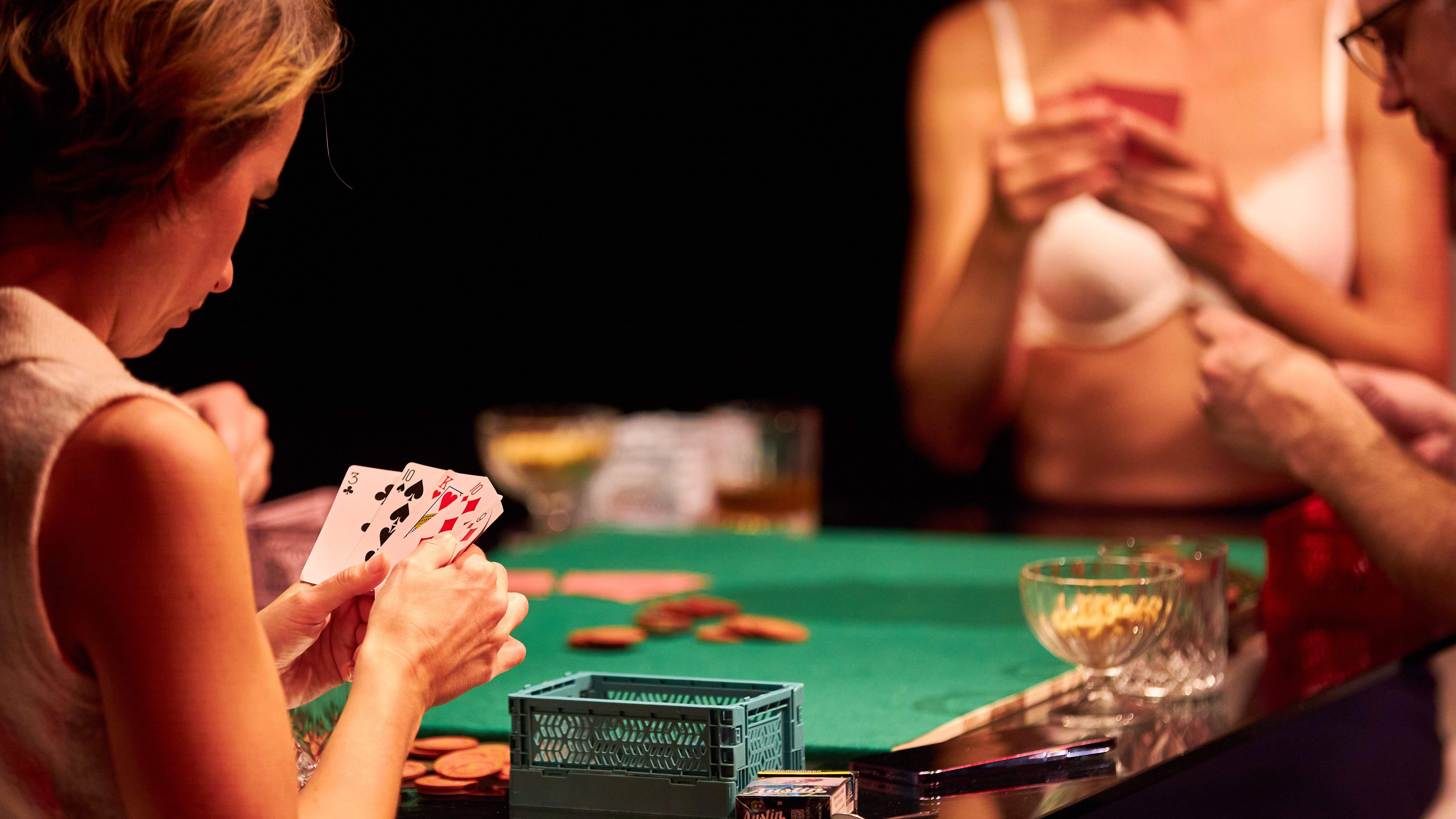 „Gewagte Spiele: Strip Poker“ von Jean-Pierre Martinez im theo Oberzeiring