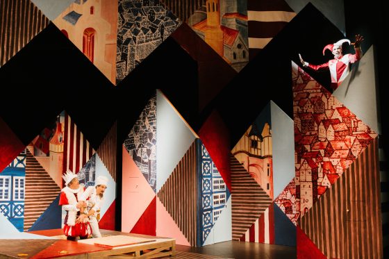 Till Eulenspiegel freut sich über seinen nächsten erfolgreichen Trick.