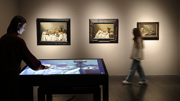 Die hochaufgelösten digitalen Darstellungen ermöglichen es, Details der Originale, Farben und Pinselstriche interaktiv zu erkunden.