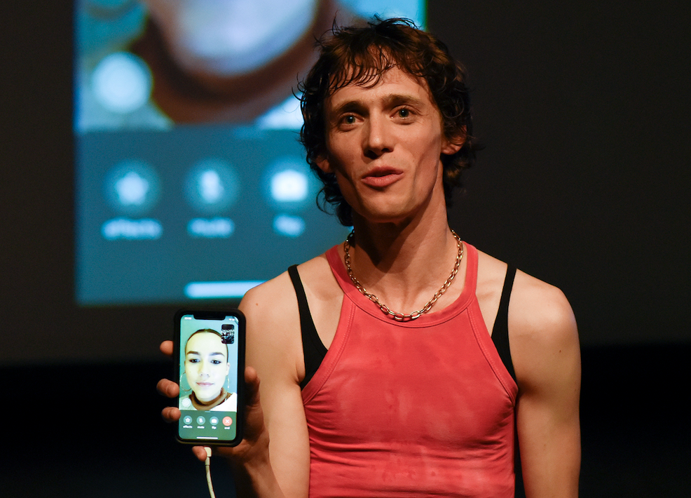 Simon Senn ruft Arielle F. an