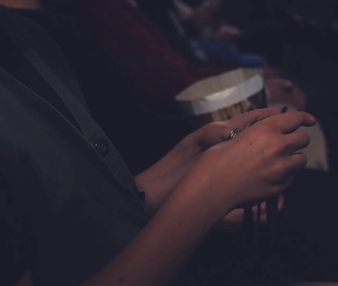 Stricken und zeichnen im Schubertkino bei Bring Your Hobby to the Cinema.