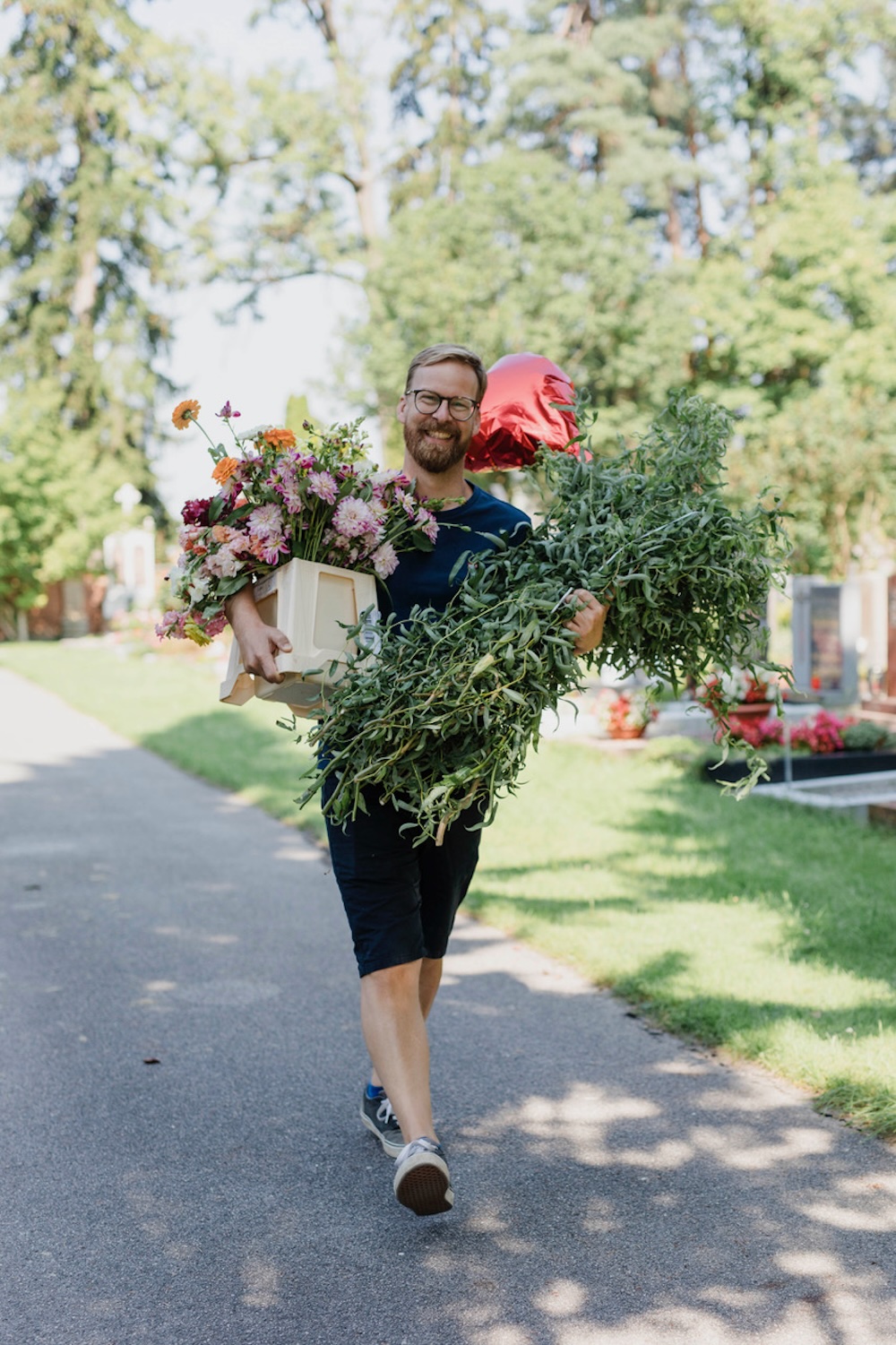 Eine Kampagne der steirischen Friedhofsgärtner:innen beschäftigt sich am Mariahilferplatz mit einem Tabuthema. (Fotocredit: dropthebutter.com)