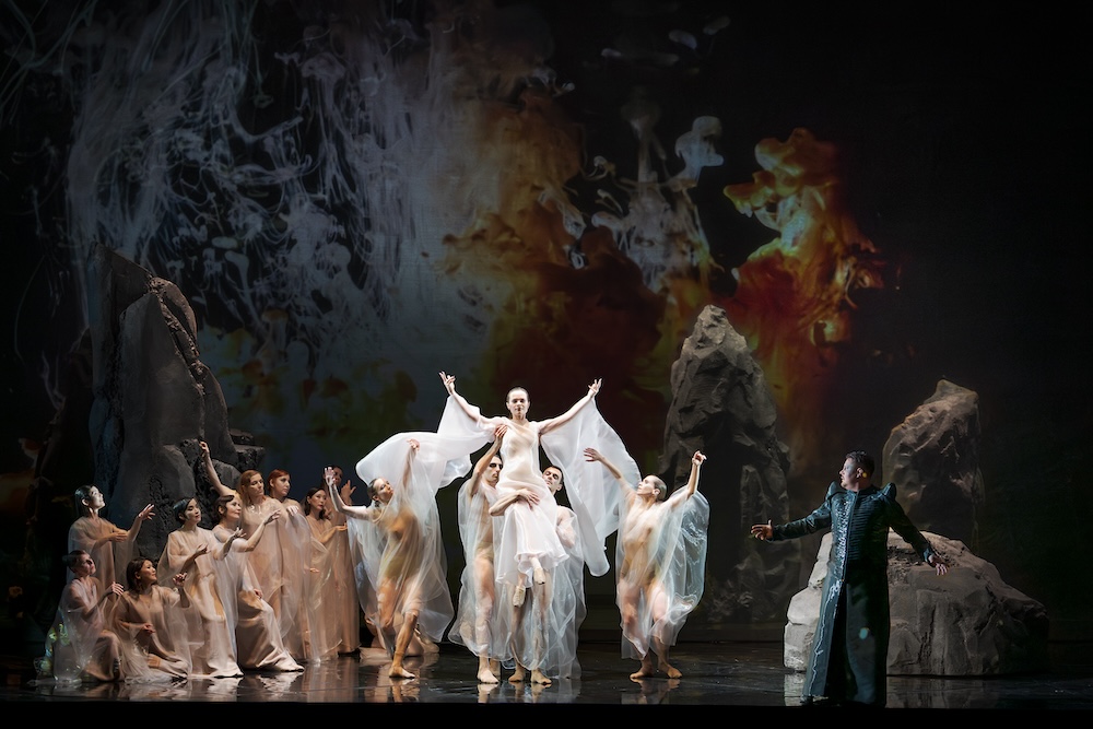 Fotocredit: Ekaterina Solunya, Nikita Ivasechko, Tänzer_innen, Chor der Oper Graz. (Fotocredit: Werner Kmetitsch) Kritik: Jean-Pfilippe Rameaus: Castor et Pollux