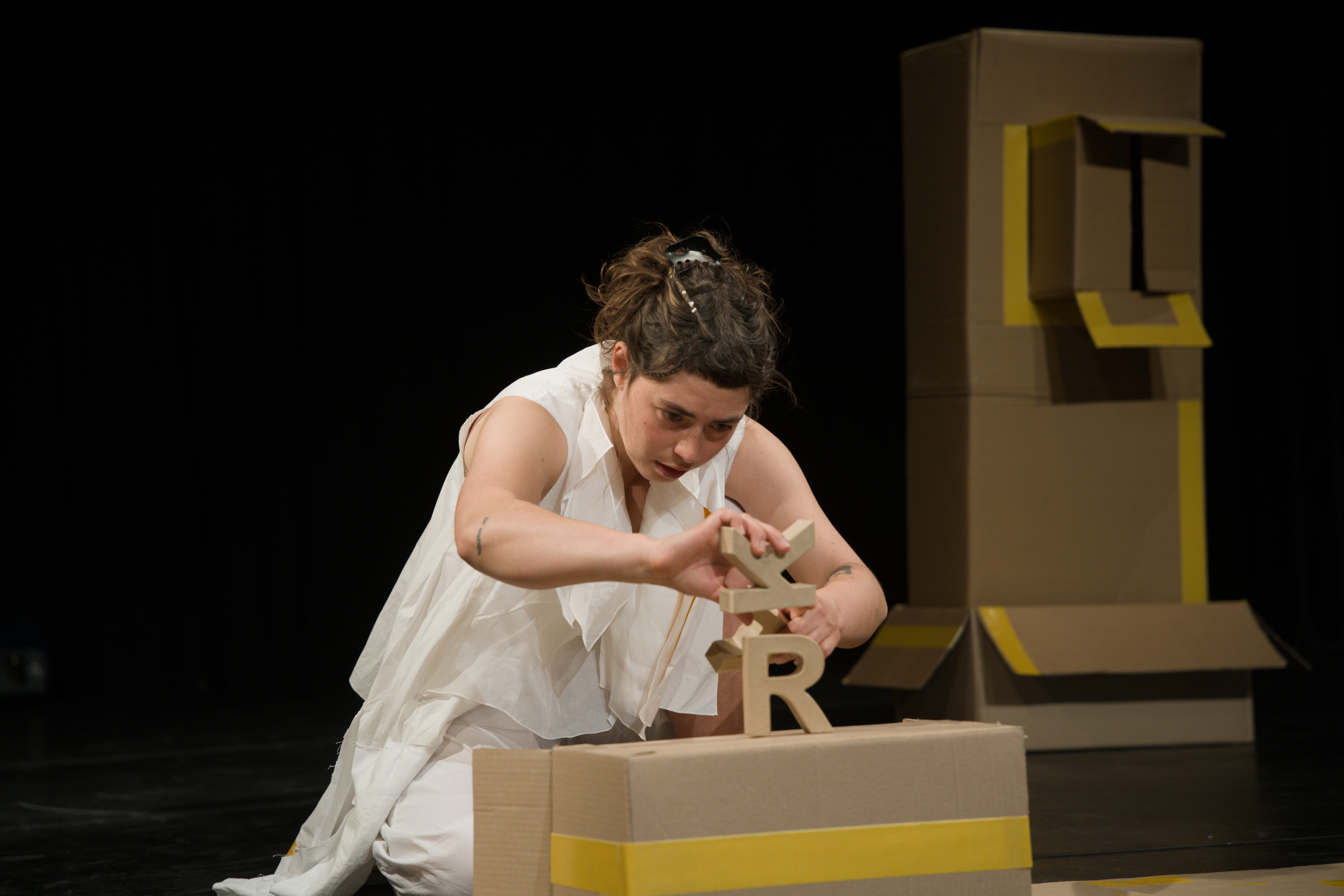 „Alles nur da oben?“ von Vladyslava Chentsova und Kateřina Černá im Theater am Lend