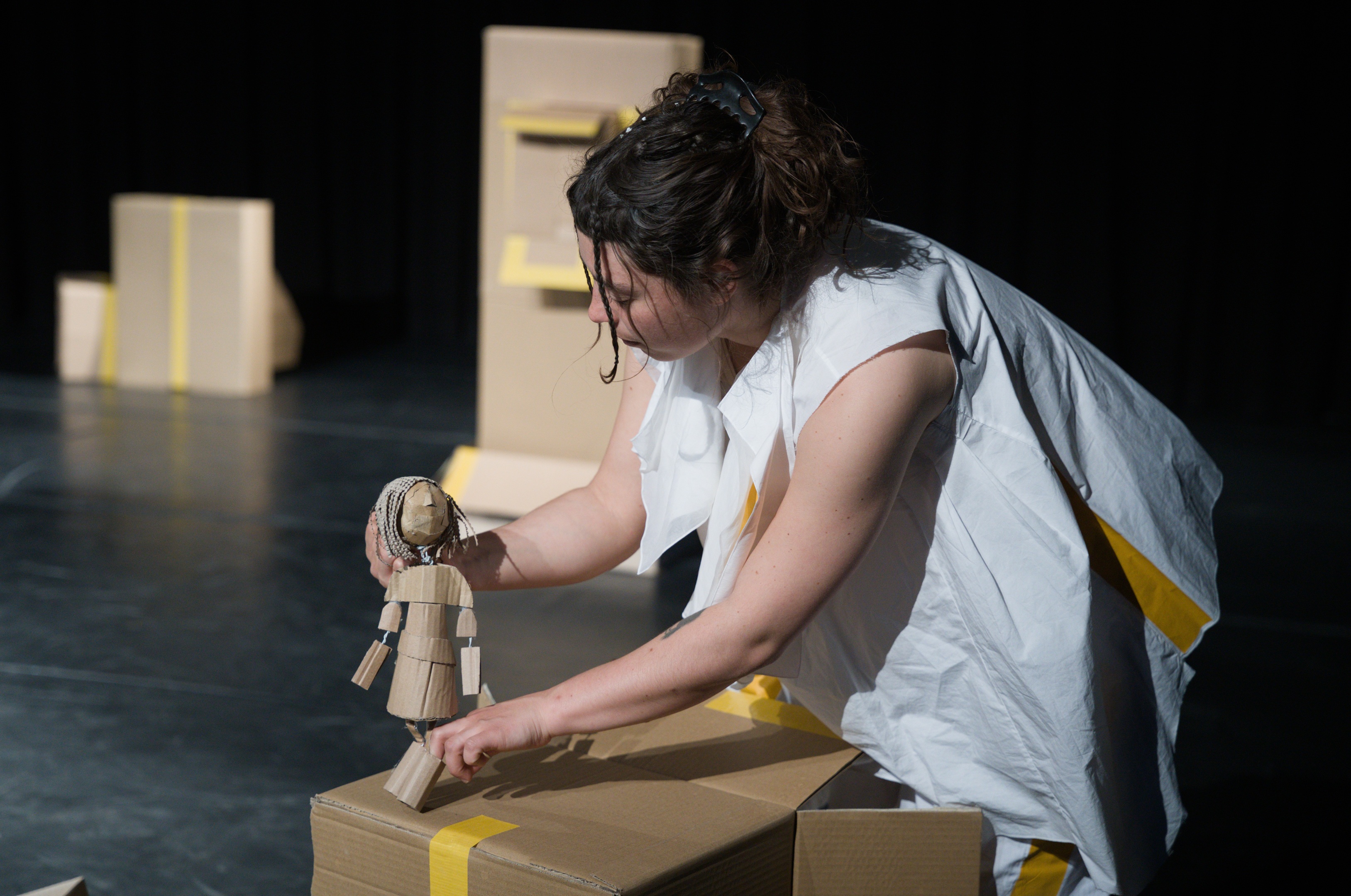 „Alles nur da oben?“ von Vladyslava Chentsova und Kateřina Černá im Theater am Lend