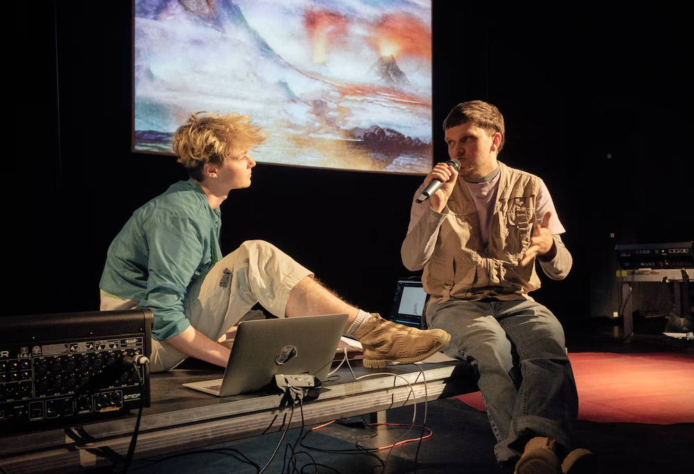 Ruben Müller und Sascha Malina Hoffmann bei ihrer Performance im Schauspielhaus Graz.