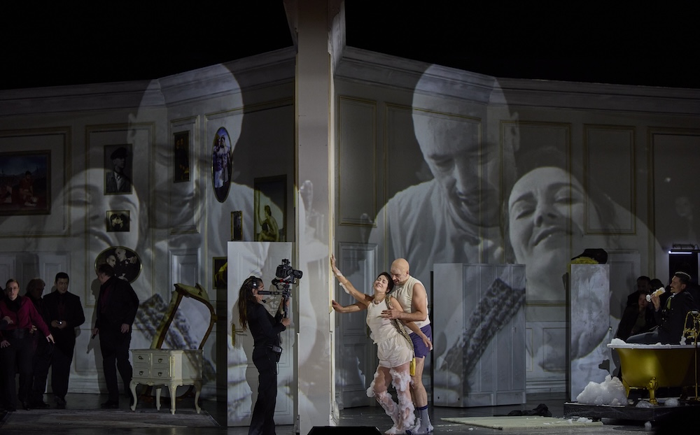 Fotocredit: Sarah Kreuz, Anna Brull, Wilfried Zelinka, Chor und Statisterie der Oper Graz. (Fotocredit: Herwig Prammer) Sarah Kreuz, Anna Brull, Wilfried Zelinka, Chor und Statisterie der Oper Graz