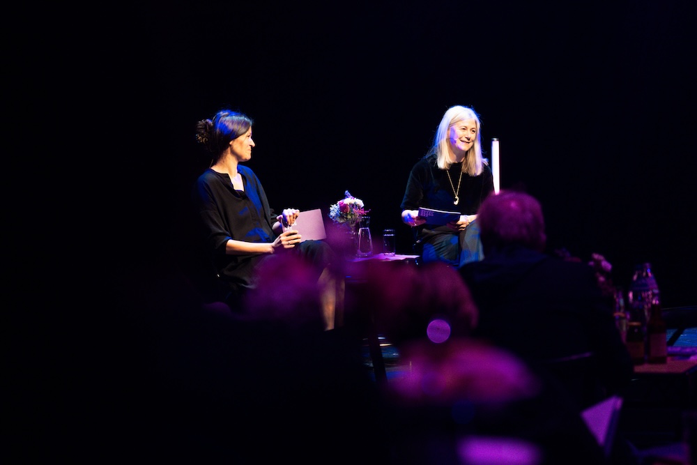 Chefdramaturgin Anna-Sophia Güther und Intendantin Andrea Vilter bei der Spielzeitpräsentation