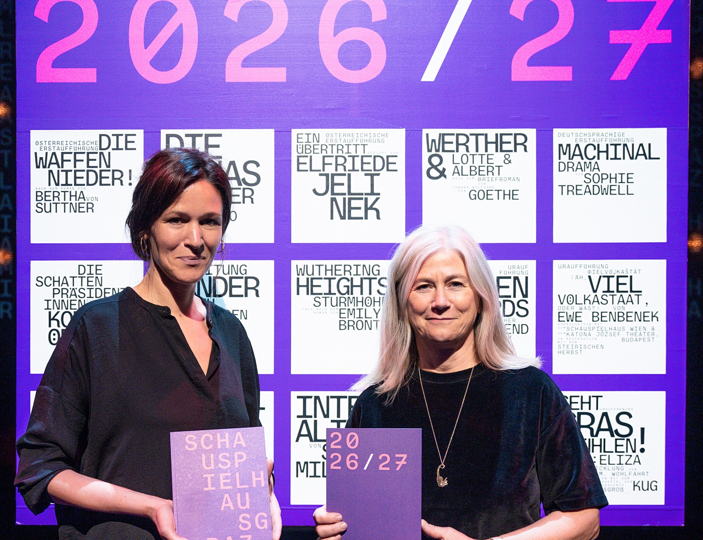 Chefdramaturgin Anna-Sophia Güther und Intendantin Andrea Vilter mit den neuen Spielzeitbüchern