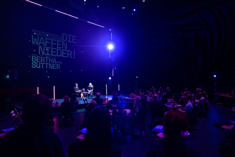 Chefdramaturgin Anna-Sophia Güther und Intendantin Andrea Vilter bei der Spielzeitpräsentation