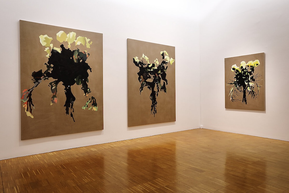 Fotocredit: Ausstellungsansicht. (Fotocredit: J.J. Kucek ) Ausstellungsansicht "Markus Huemer. Ein Fußballfeld muss baumfrei sein" in der Neuen Galerie Graz
