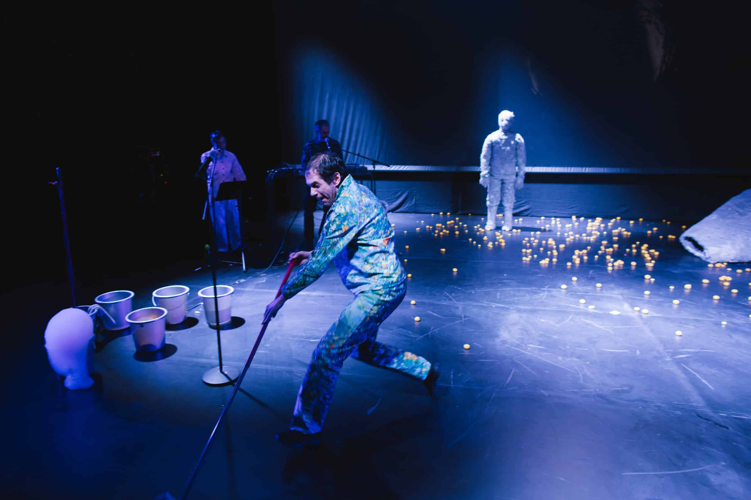 „staub … a little mindblow*“ vom Kollektiv spitzwegerich als Gastspiel beim Dramatiker|innen-Festival