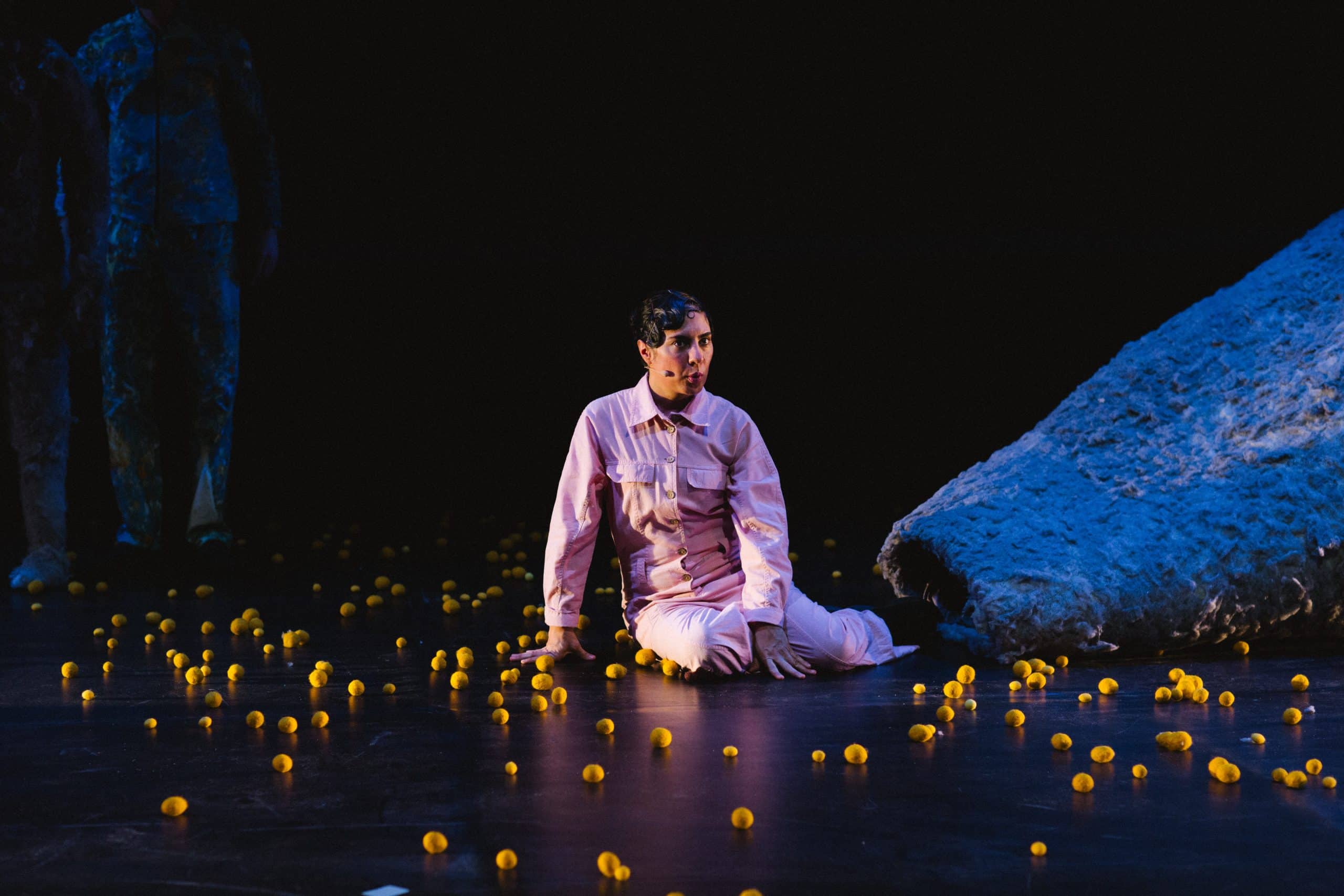 „staub … a little mindblow*“ vom Kollektiv spitzwegerich als Gastspiel beim Dramatiker|innen-Festival