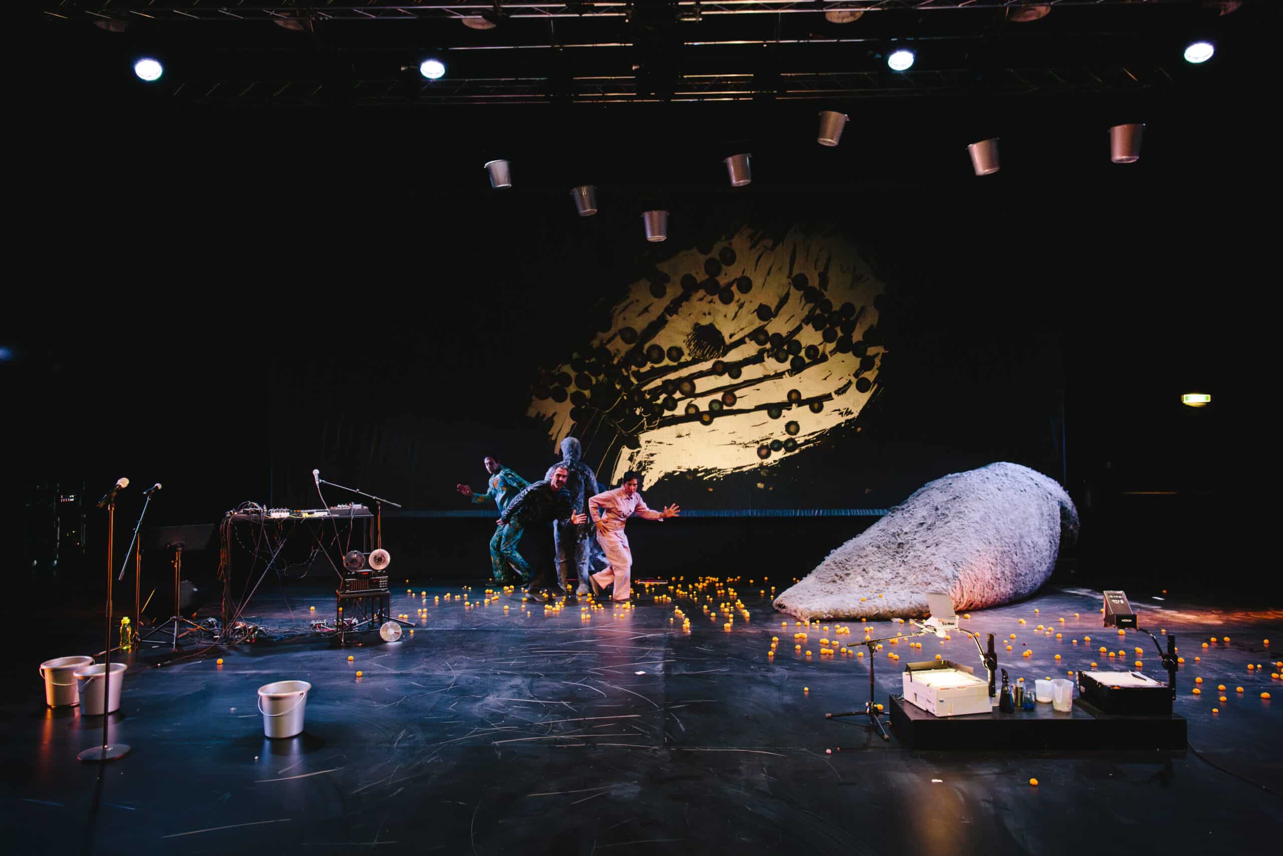„staub … a little mindblow*“ vom Kollektiv spitzwegerich als Gastspiel beim Dramatiker|innen-Festival