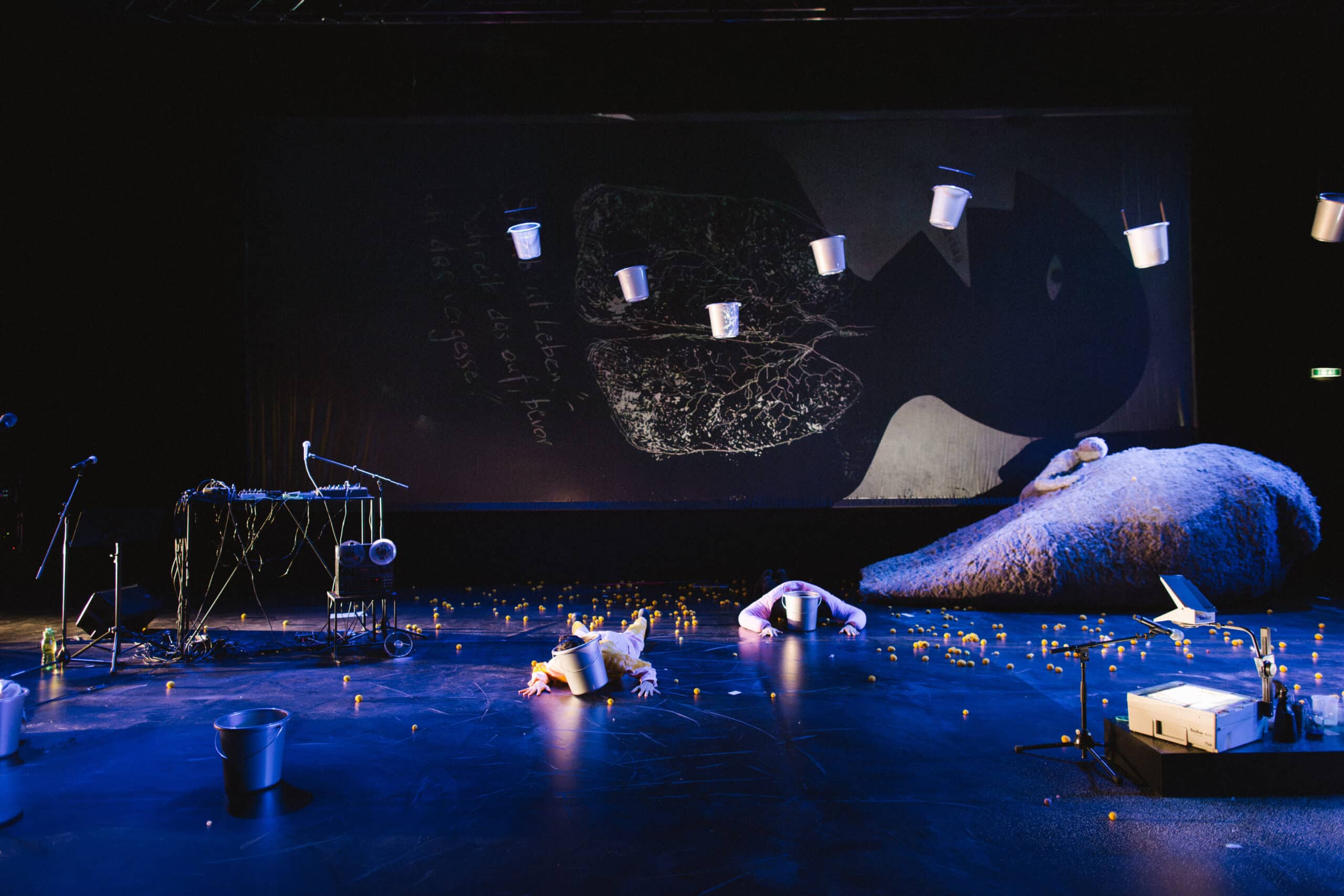 „staub … a little mindblow*“ vom Kollektiv spitzwegerich als Gastspiel beim Dramatiker|innen-Festival
