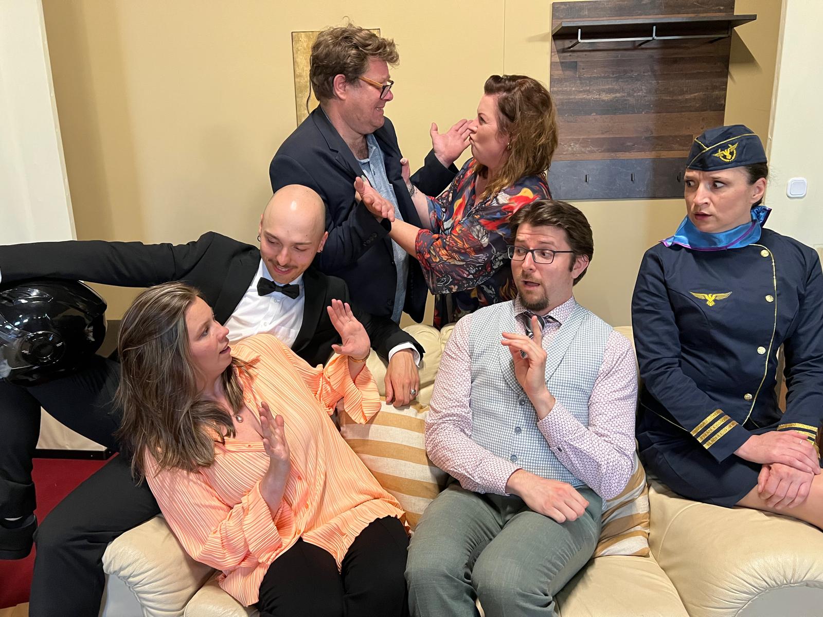Fotocredit: Tamara Belic, Leo Weingerl, Andreas Dayè, Ulrike Emmer, Benjamin Daniczek, Stephanie Laurich (Fotocredit Grazer Straßentheater) „Auf die Plätze, fertig lo...ve!“ von Derek Benfield vom Grazer Straßentheater im Hof des Steiermärkischen Landesarchivs, Karmeliterplatz 3