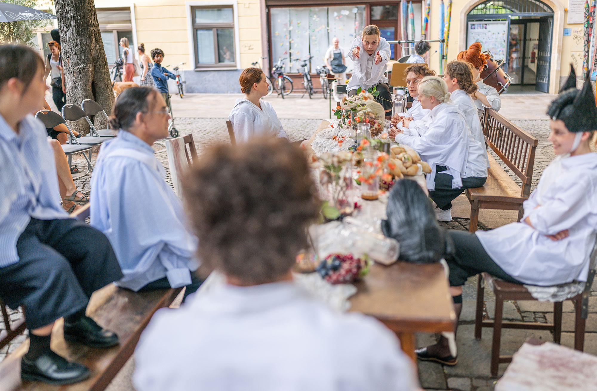 „Der zerbrochene Krug“ – KUG-Sommertheater mit der Theaterakademie LebensGroß unter freiem Himmel am Färberplatz