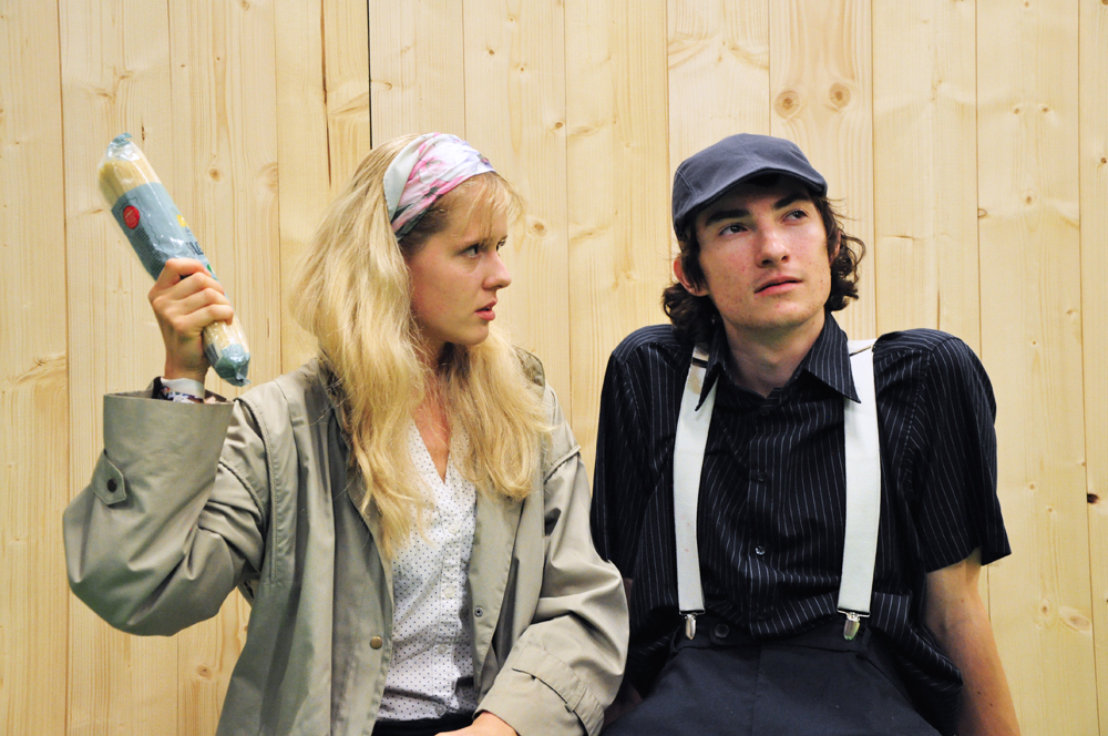 Fotocredit: Antonia (Lena Pöltl) und Giovanni (Fabian Wolf) (Fotocredit TZD) „Bezahlt wird nicht!“ von Dario Fo vom Theaterzentrum Deutschlandsberg an diversen Buschenschenken der Gegend