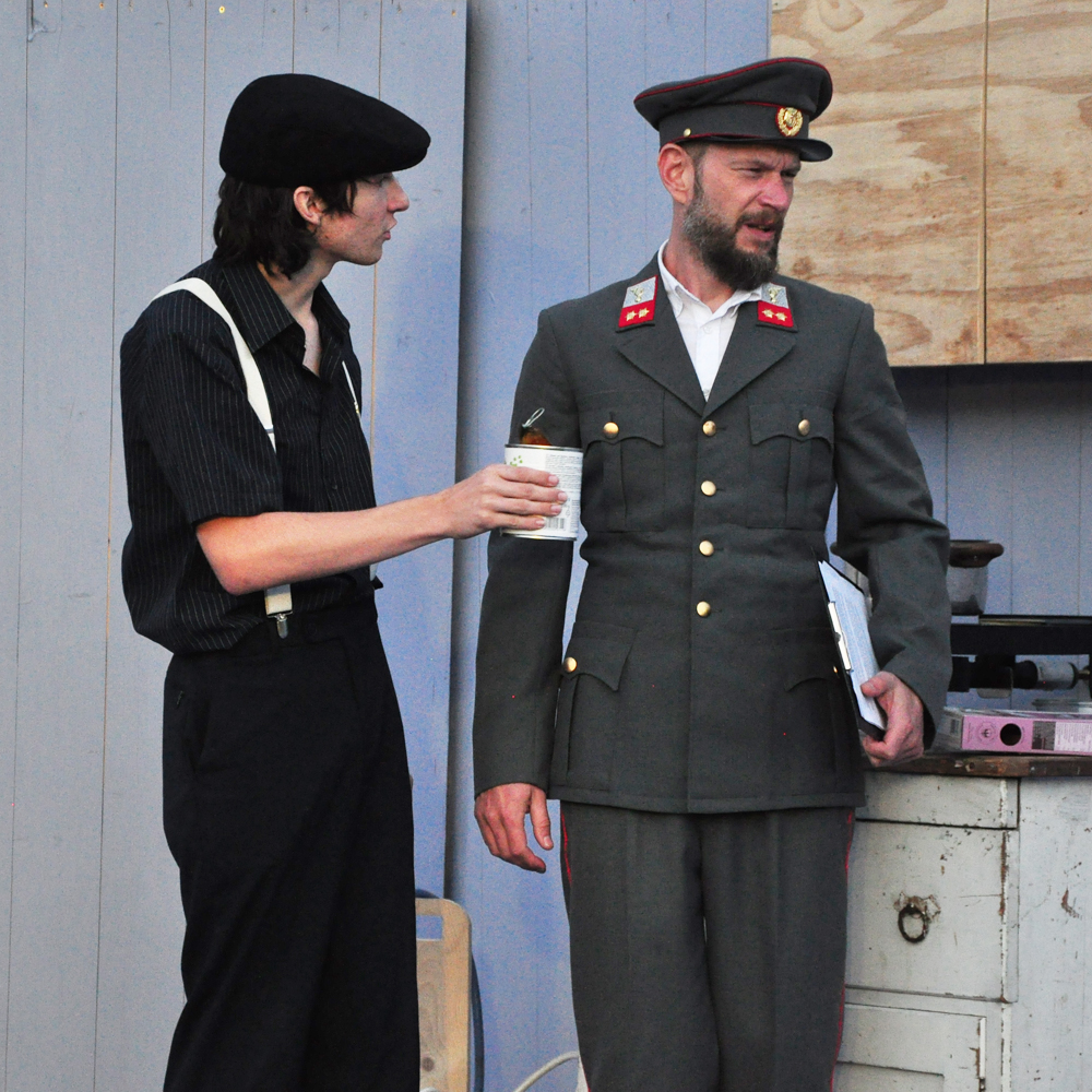 Fotocredit: Giovanni (Fabian Wolf) mit dem linken Polizisten (Gerd Gerd Wilfing) (Fotocredit TZD) „Bezahlt wird nicht!“ von Dario Fo vom Theaterzentrum Deutschlandsberg an diversen Buschenschenken der Gegend