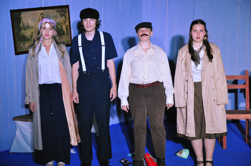 Fotocredit: Die beiden Paare Antonia (Lena Pöltl) und Giovanni (Fabian Wolf) und Margherita (Johanna Aldrian) und Luigi (Laura-Marie Kumpitsch) (Fotocredit TZD) „Bezahlt wird nicht!“ von Dario Fo vom Theaterzentrum Deutschlandsberg an diversen Buschenschenken der Gegend