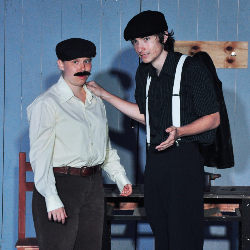 Fotocredit: Die beiden etwas verwirrten Ehemänner Giovanni (Fabian Wolf) Luigi (Laura-Marie Kumpitsch) (Fotocredit TZD) „Bezahlt wird nicht!“ von Dario Fo vom Theaterzentrum Deutschlandsberg an diversen Buschenschenken der Gegend