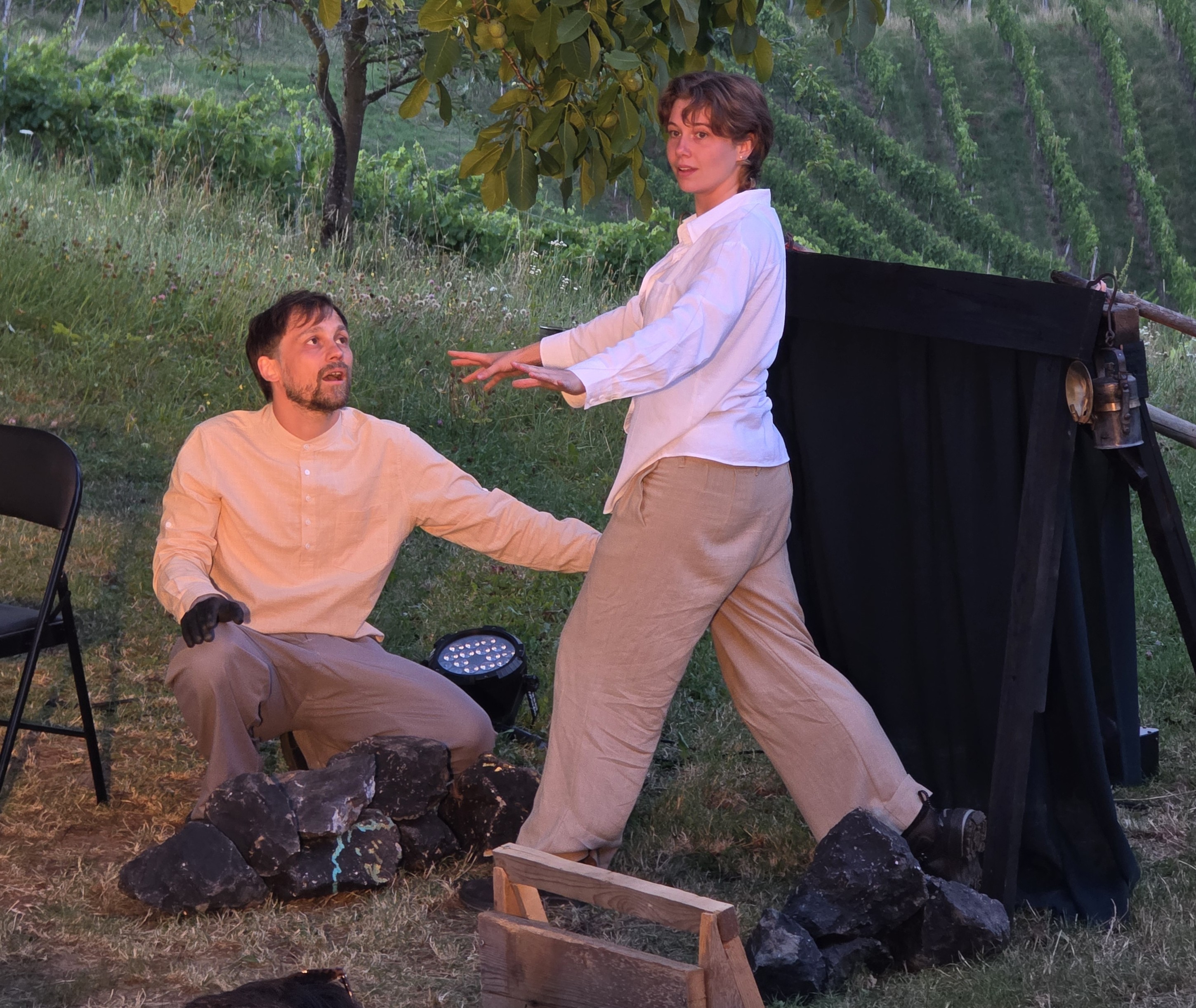„Kohle – Brennen für die Steiermark“ von Johannes Schrettle gespielt von den Vitamins of Society im Hoftheater Mathans und im Innenhof des Volkskundemuseums
