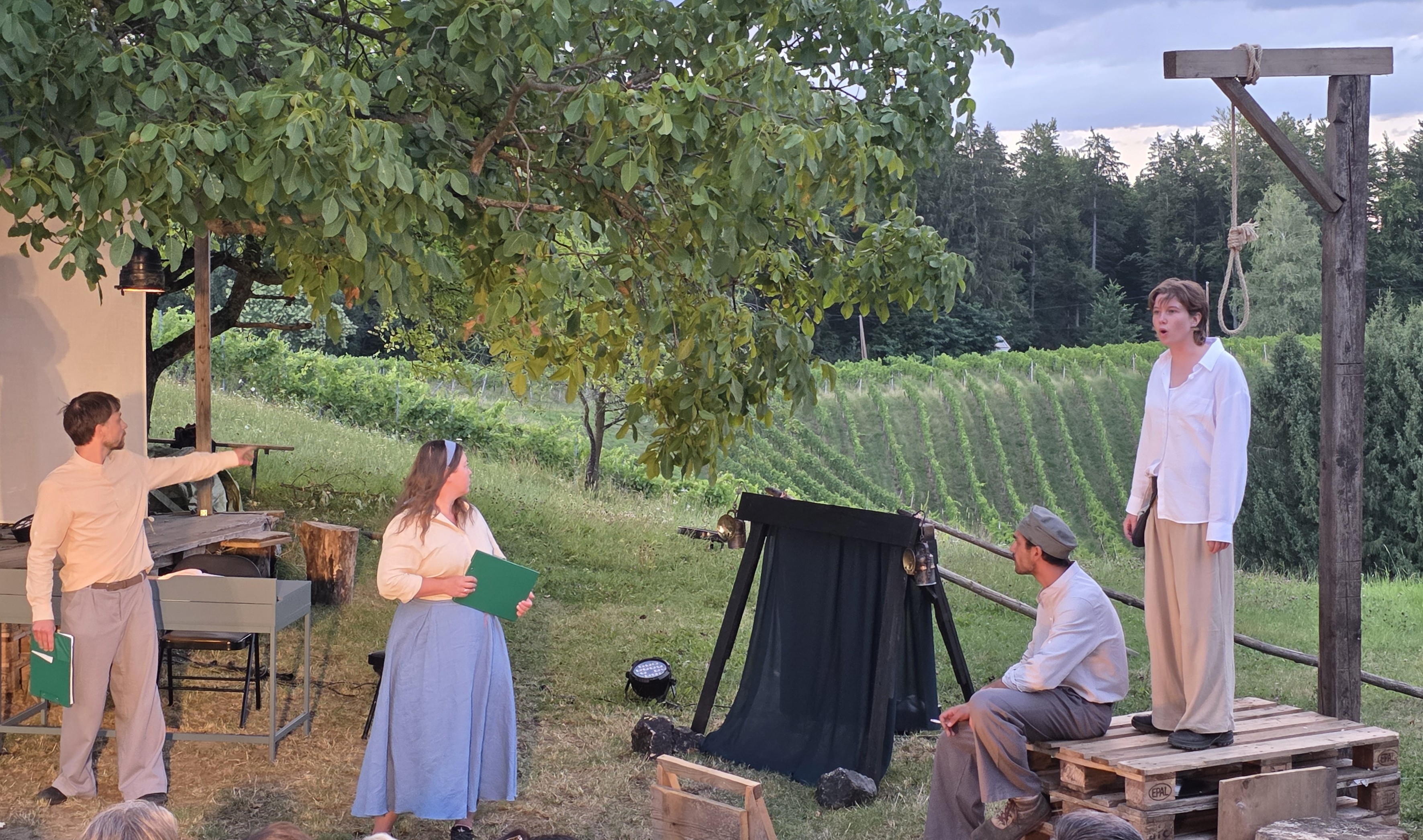 Fotocredit: Lukas Windhammer (Harry Lampl) , Gabi Zsambauer (Brigitta Lampl), Ivo Zsambauer (Ivan Haring) und Violetta Bodden (Anna Katharina Malli) bei der Arbeit (Fotocredit: kuma) „Kohle – Brennen für die Steiermark“ von Johannes Schrettle gespielt von den Vitamins of Society im Hoftheater Mathans und im Innenhof des Volkskundemuseums